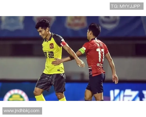 球星与儿子共同竞技传承足球梦想温情时刻展现父子默契