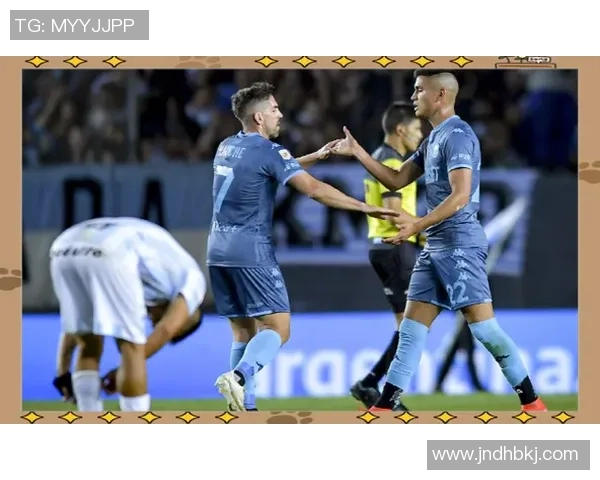 足球场上悠闲散步的球星们与赛场激烈对抗的鲜明对比 足球场上悠闲散步的球星们与赛场激烈对抗的鲜明对比