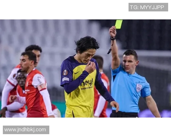 足球巨星突遭重伤离场引发球迷担忧未来职业生涯走势