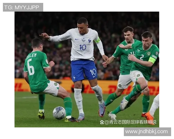 足球巨星闪耀舞台：顶级球员竞技对决展现无限魅力与荣耀