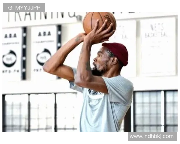 足球球星佩戴安全帽登场引关注因伤复出是否会影响表现