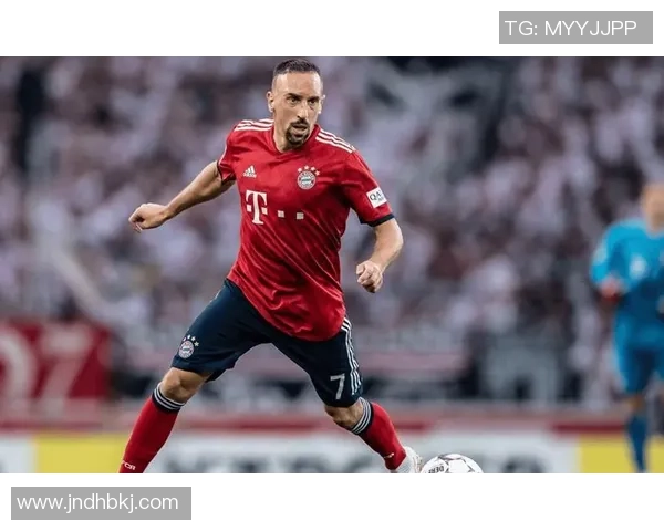 足球球星同款训练外套引领运动时尚风潮打造赛场与街头双重魅力