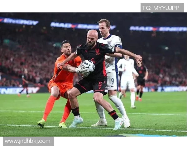 足球球星热情瞬间 粉丝尖叫声中展现超凡魅力