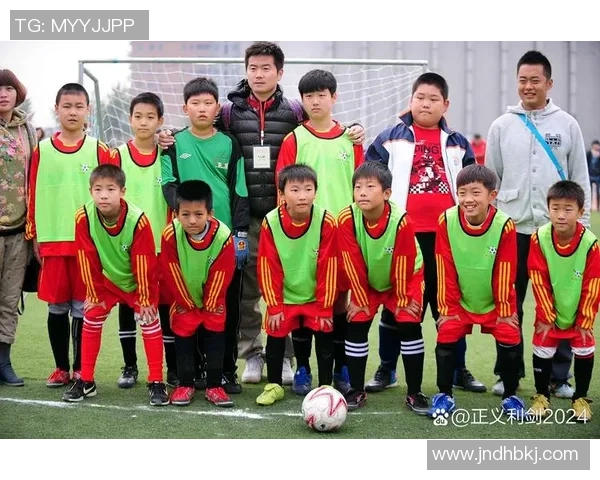 足球球星精彩合照高清呈现 球场英雄齐聚一堂 展现荣耀与实力